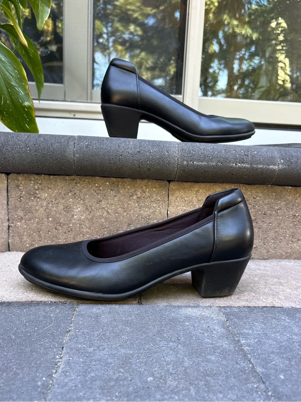 Black leather block heel court shoes - 9.5